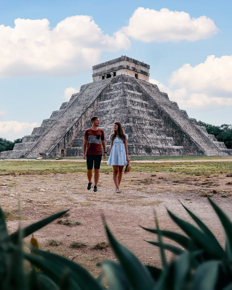 chichen itza mexico couple